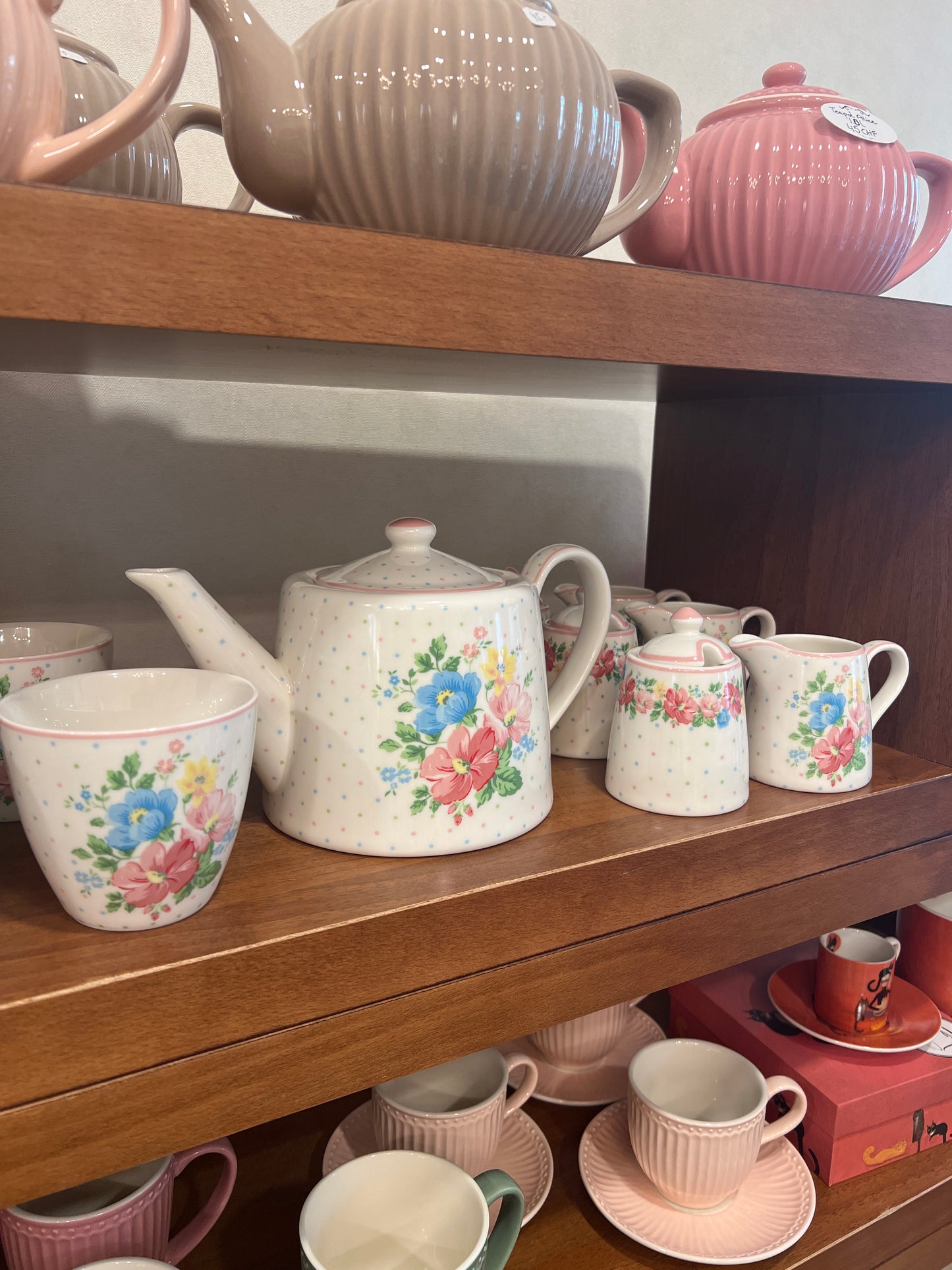 Teapot with dots