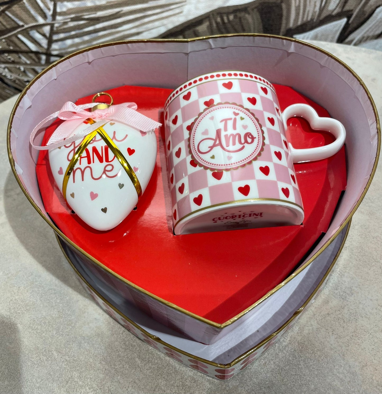 Set mug with heart - shaped decoration